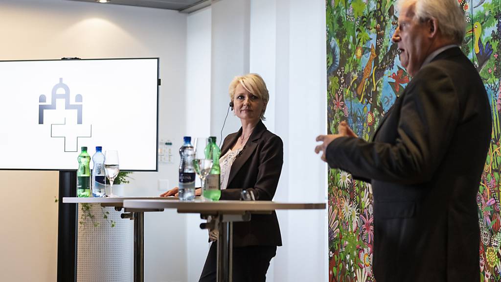 Mit Nationalratspräsidentin Isabelle Moret (FDP/VD) und Ständeratspräsident Hans Stöckli (SP/BE) stellten sich am Dienstag erstmals die Präsidierenden der Eidgenössischen Räte in einem Live-Video-Chat den Fragen der Bevölkerung. (Archivbild)