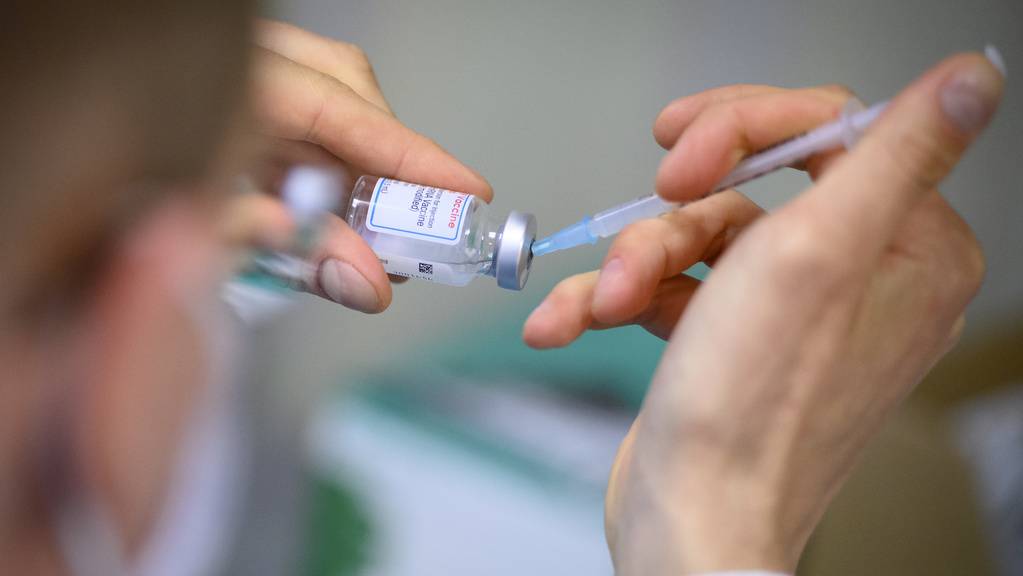 Die freien Impftermine werden in den Impfzentren nach Anmeldedatum vergeben.
