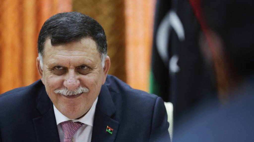 Übergangs-Regierungschef Al-Sarradsch hat freie Hand in Tripolis: Die libysche Schattenregierung räumt das Feld.