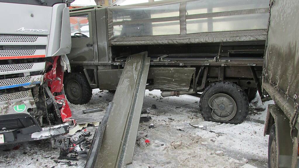 Beim Zusammenstoss eines Duro-Transporters mit einem Sattelzug am Donnerstag in Filzbach GL gab es Sachschaden. Verletzt wurde niemand.