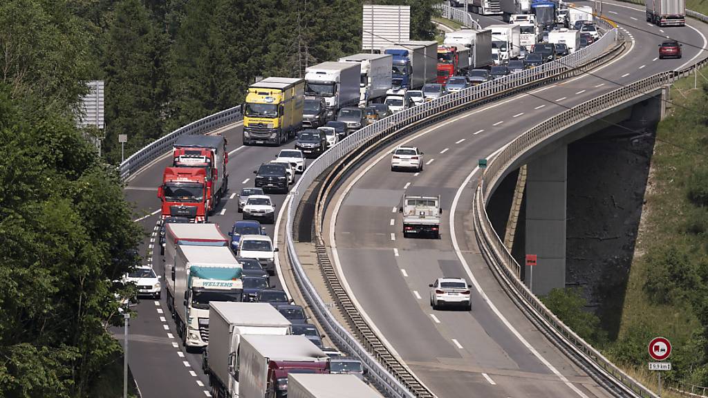 Die Allianz «Stopp Autobahn-Bauwahn» hat am Donnerstag ein Referendum gegen den Ausbau der Autobahn eingereicht. (Archivbild)