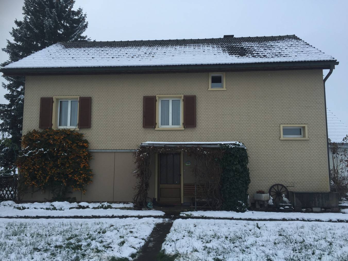 Vor diesem Haus in Grabs wurde der 45-jährige Schweizer niedergestochen.