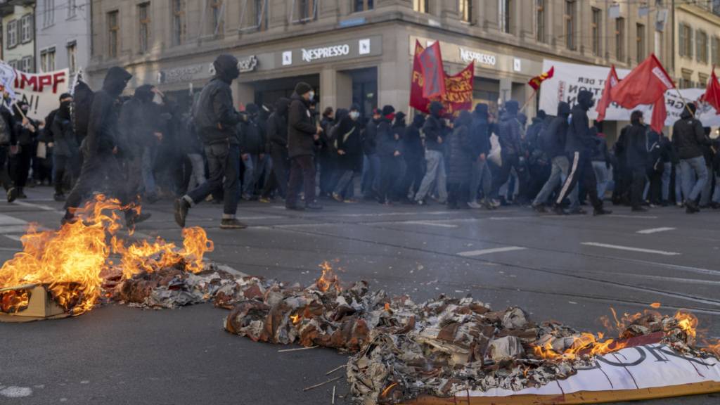 Bei der unbewilligten Kundgebung in Basel kam es am Samstag zu Gewalt und Sachbeschädigungen. (Archivbild)