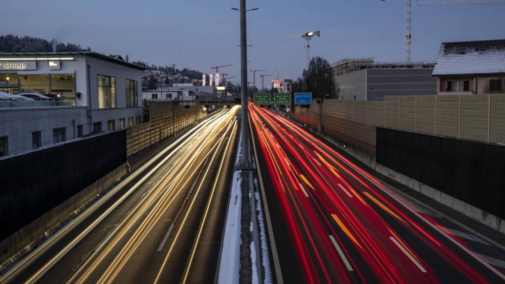 Die Autobahn A2 trennt in Kriens LU Quartiere. (Archivaufnahme)