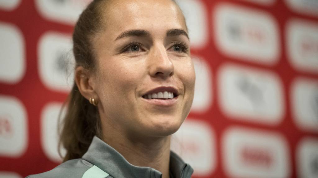 Lia Wälti und ihre Teamkolleginnen im Nationalteam setzen mit einer Schweigeminute im Training ein Zeichen gegen Krieg