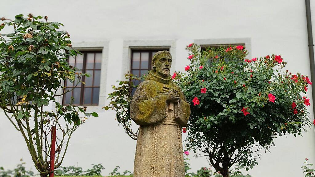 Er bleibt als letzter Bruder im Garten des Kapuzinerklosters Olten im Kanton Solothurn zurück: Franz von Assisi als Steinfigur.