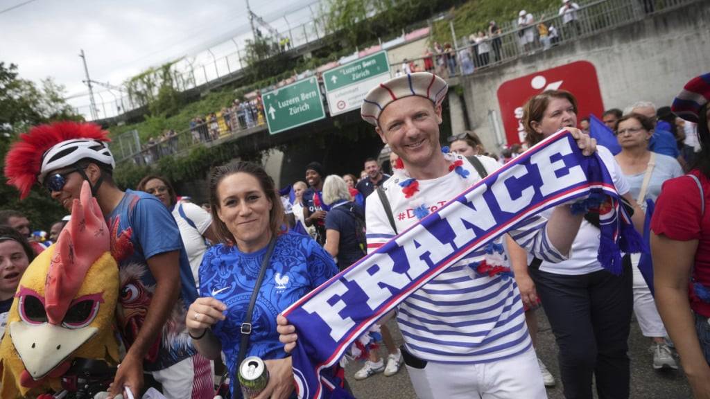 Französische Fans auf dem Weg zum Viertelfinalspiel der Frauenfussball-Europameisterschaft.