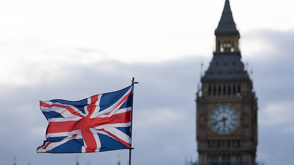 ARCHIV - Die Flagge vom Vereinigtem Königreich (Union Jack) weht im Wind. Im Hintergrund ist der Uhrturm Elizabeth Tower mit dem Big Ben zu sehen. Foto: Monika Skolimowska/dpa-Zentralbild/dpa