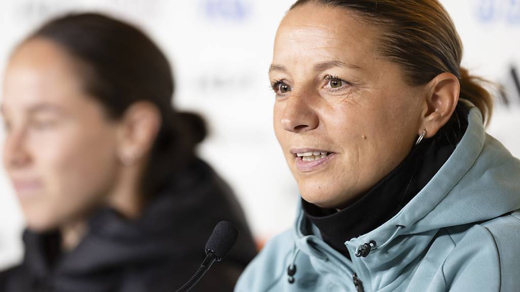 Zuversichtlich vor dem Spiel gegen den nach dem ersten Spiel angeschlagenen Gruppenfavoriten Norwegen: die Schweizer Nationaltrainerin Inka Grings (re.) und Mittelfeldspielerin Géraldine Reuteler