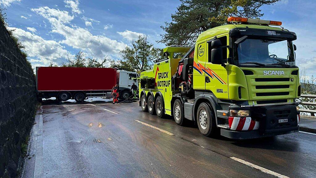 Autofahrer stirbt in Zug nach Kollision mit Lastwagen