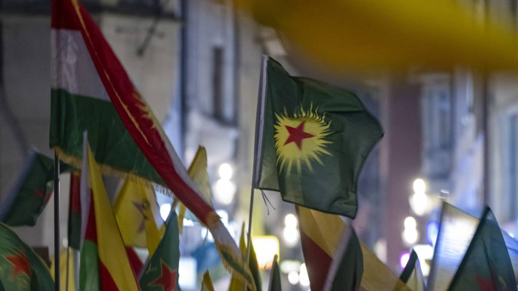 Erneut demonstrierten am Montagabend Menschen in Luzern gegen das Vorgehen der syrischen Regierung in bisher kurdisch kontrollierten Gebieten im Norden des Landes. (Archivbild)