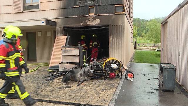 Garagenbrand greift auf Reihenhaus über