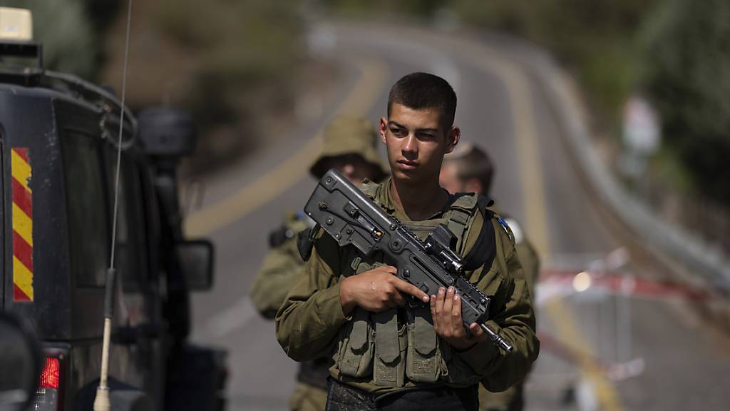Israelische Soldaten bewachen einen Kontrollpunkt nahe der Grenze zu Israel. Bei einem neuen Angriff der pro-iranischen Hisbollah-Miliz auf Israel ist am Sonntag nach Angaben von israelischen Sanitätern ein etwa 40 Jahre alter Mensch getötet worden. Foto: Petros Giannakouris/AP/dpa