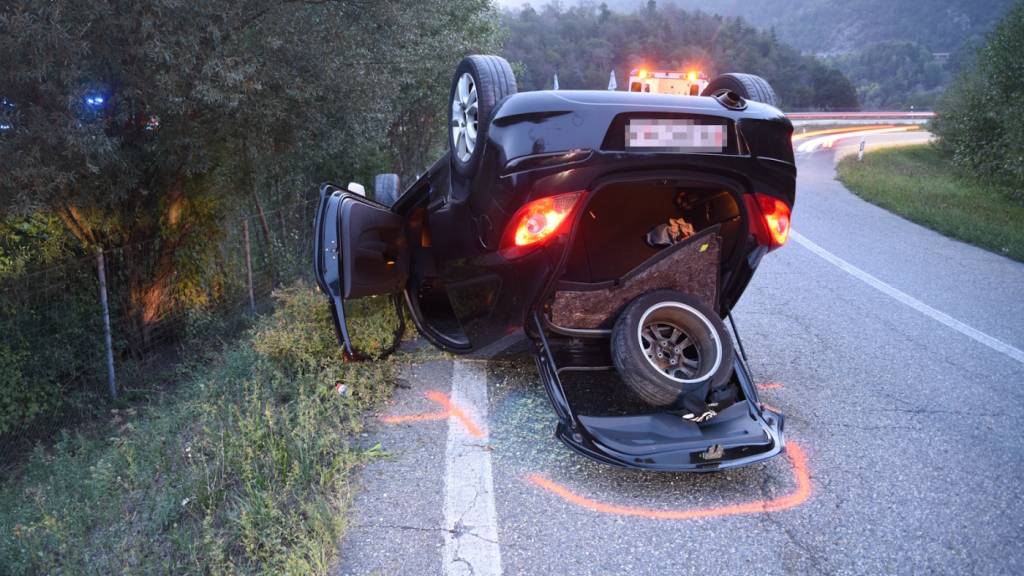 Auto überschlagt sich bei Bonaduz GR - zwei Verletzte