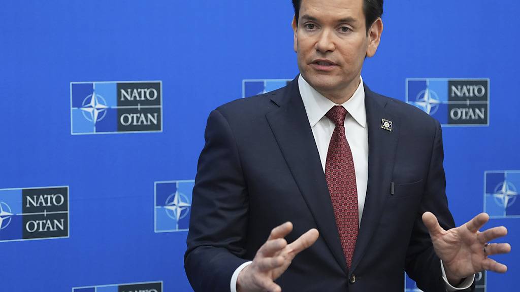 US-Außenminister Marco Rubio spricht mit Reportern im Nato-Hauptquartier in Brüssel. Foto: Jacquelyn Martin/Pool AP/AP/dpa