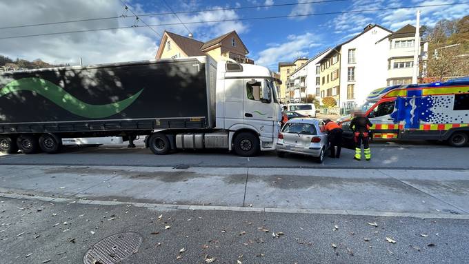 Sattelmotorfahrzeug schiebt Auto in Schaffhausen quer vor sich her