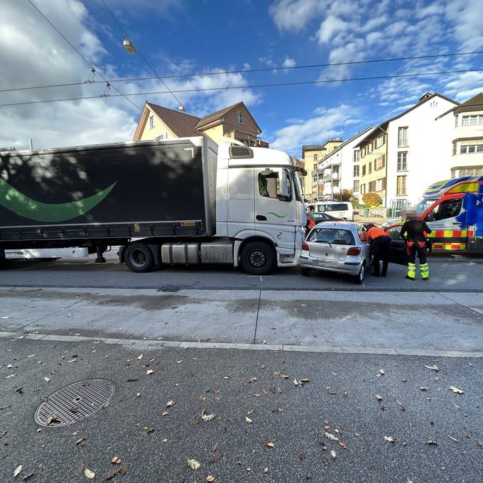 Sattelmotorfahrzeug schiebt Auto in Schaffhausen quer vor sich her