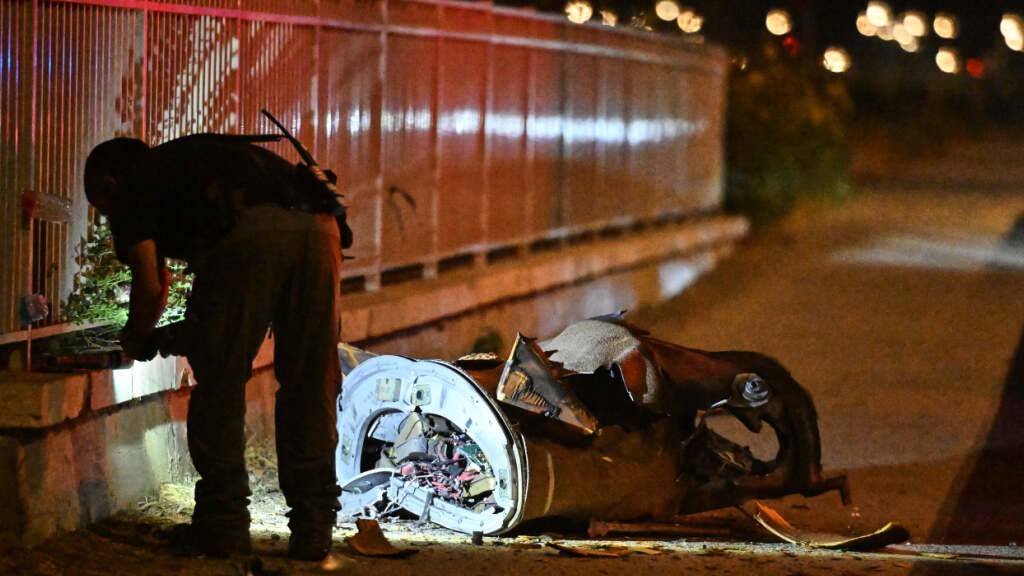 dpatopbilder - Israelische Sicherheitskräfte untersuchen ein Fragment einer abgefangenen iranischen Rakete im Norden Israels. Foto: Rami Shlush/AP/dpa