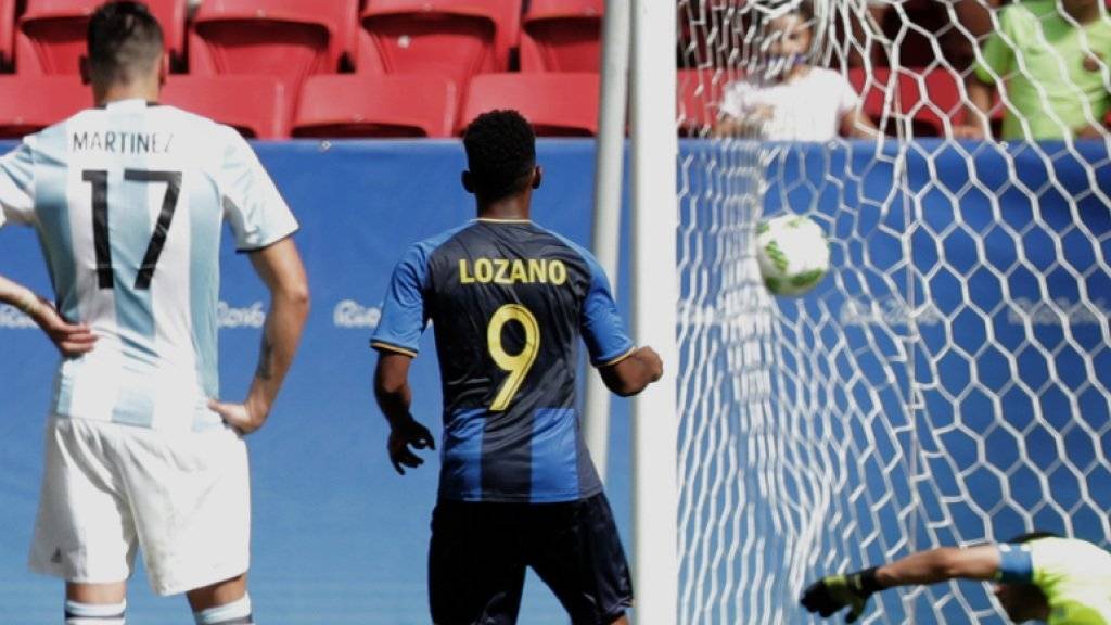 Der Anfang vom Ende für Argentinien im Olympia-Turnier: Honduras' Antony Lozano verwertet den Penalty eine Viertelstunde vor Schluss