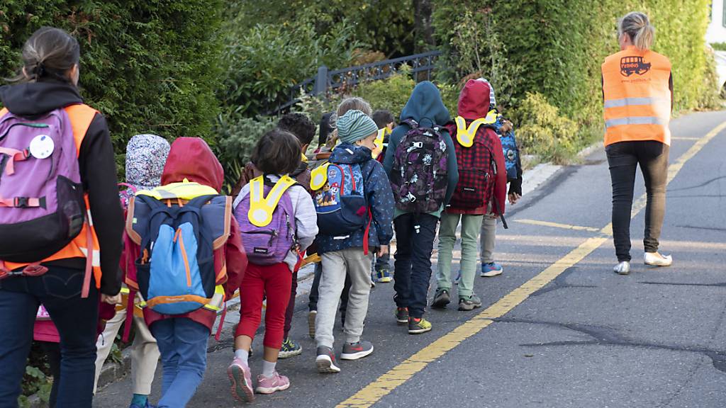 Kinder gehen per Pedibus in die Schule. BFU und Verkehrsverbände empfehlen den Eltern, den Schulweg vorher zu üben. (Archivbild)