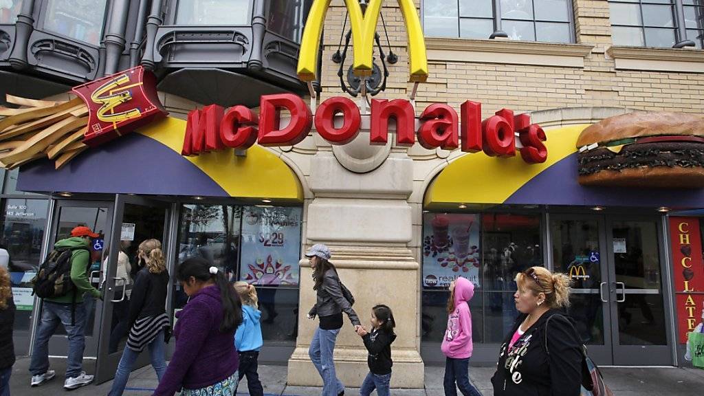 McDonald's zieht in den USA auch dank neuen Bio-Angeboten wieder mehr Kunden an.