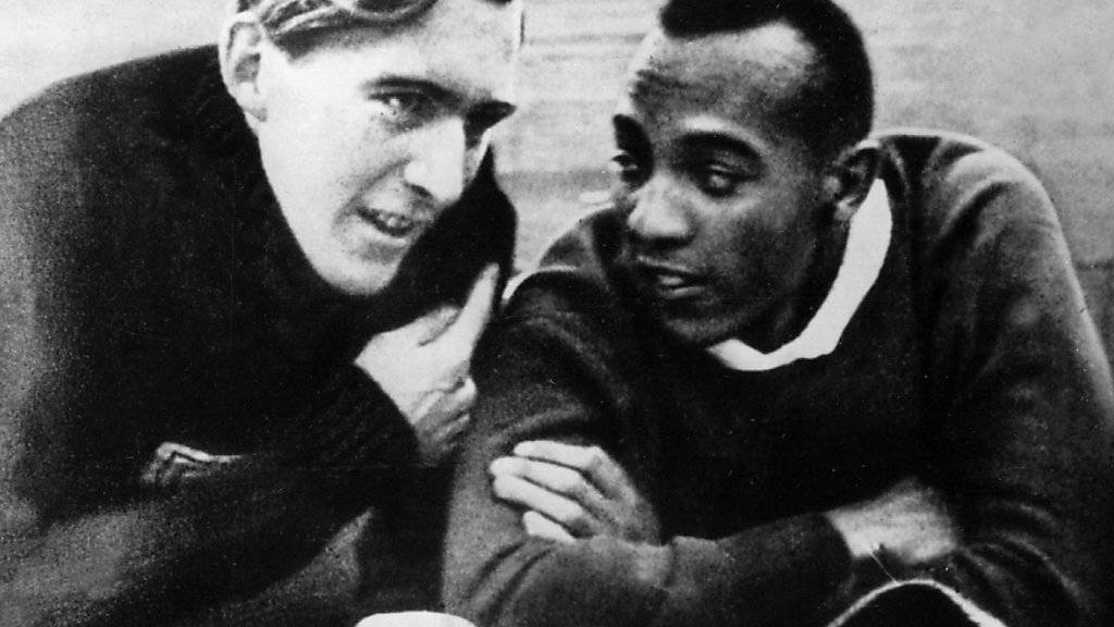 Der Deutsche Luz Long und der Amerikaner Jesse Owens liegen während der Olympischen Sommerspiele 1936 in Berlin im Stadionrasen und plaudern. Es entsteht eine Freundschaft, die es nach Ansicht der Nazis gar nicht geben dürfte.