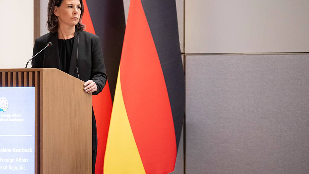 Annalena Baerbock (Bündnis 90/Die Grünen, l), Bundesaußenministerin, gibt eine Pressekonferenz im aserbaidschanischen Außenministerium in Baku. Foto: Hannes P. Albert/dpa