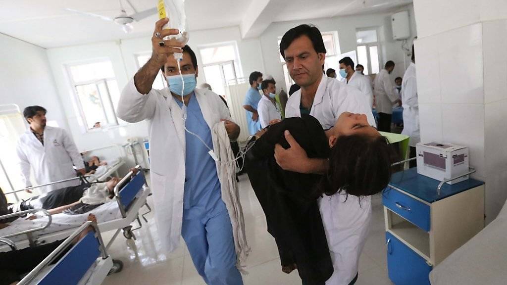 Ärzte behandeln ein Mädchen in einem Spital in Herat: 2015 sind in Afghanistan medizinisches Personal und Lehrer häufiger angegriffen worden als im Jahr davor, berichtet die UNO. (Symbolbild)