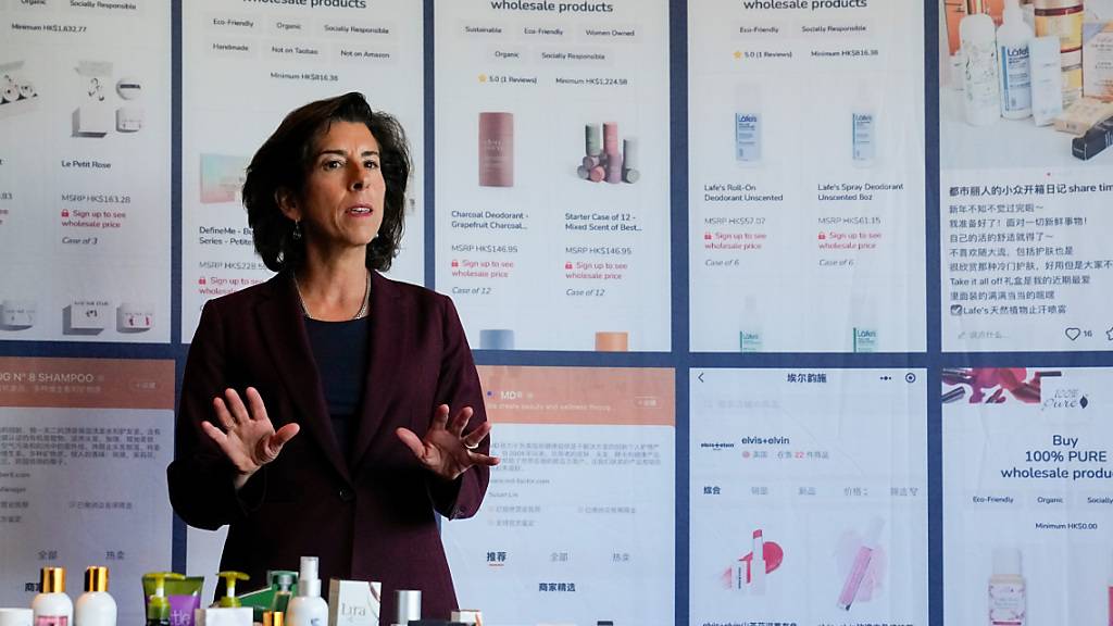 Gina Raimondo, US-Handelsministerin, spricht beim Besuch einer Ausstellung von US-Kosmetikprodukten für den chinesischen Markt in einem Hotel in Peking. Raimondos China-Besuch findet inmitten starker Spannungen zwischen Washington und Peking statt. Foto: Andy Wong/Pool AP/AP