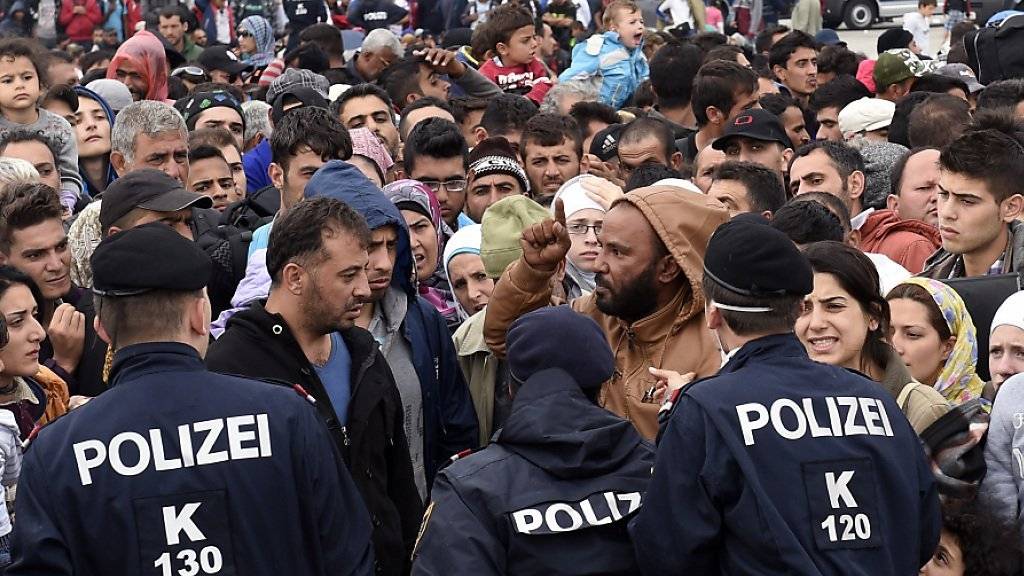Die Staats- und Regierungschefs der EU wollen am Mittwoch an einem Sondergipfel über die Flüchtlingskrise sprechen. Im Bild nach Österreich eingereiste Flüchtlinge.