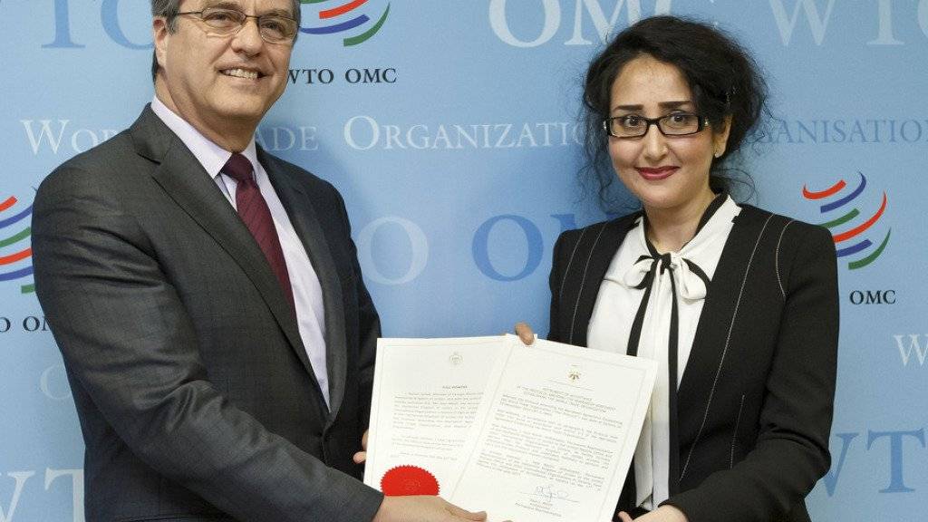 Abkommen ratifiziert: WTO-Generaldirektor Roberto Azevedo, mit der Vertreterin Jordaniens, Saja Majali, am WTO-Haupsitz in Genf.
