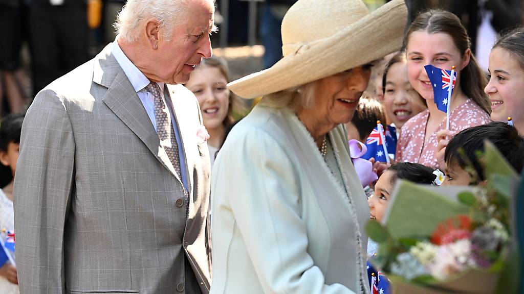 König Charles III. und Königin Camilla begrüßen die Menschen bei ihrer Ankunft zu einem Besuch in der anglikanischen Kirche St. Thomas. Foto: Dean Lewins/AAP/dpa