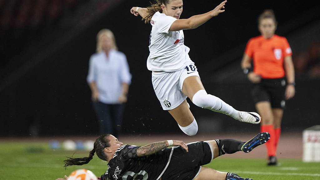 So dynamisch wie in der Champions League gegen Ajax Vrouwen will Leela Egli (in weiss) auch in der Bundesliga auftreten