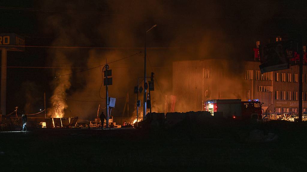 Rettungskräfte löschen das Feuer am Ort eines russischen Drohnenangriffs. Bei den Angriffen in der Nacht zum Samstag wurden in Charkiw mindestens 6 Menschen getötet und mindestens 10 Personen durch Explosionen und Granatsplitter verletzt. Foto: Alex Babenko/AP