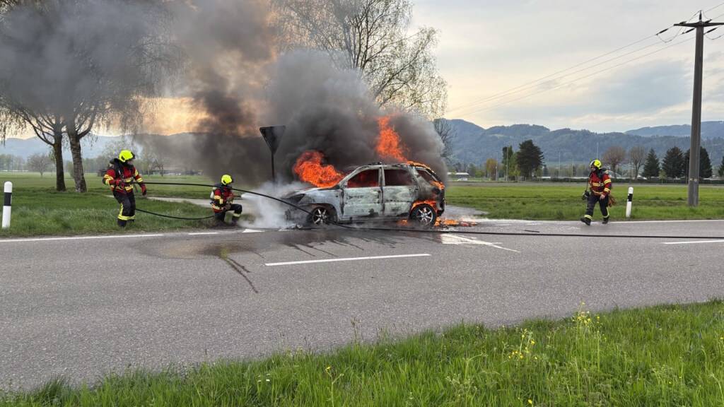 Das Auto brannte komplett aus.