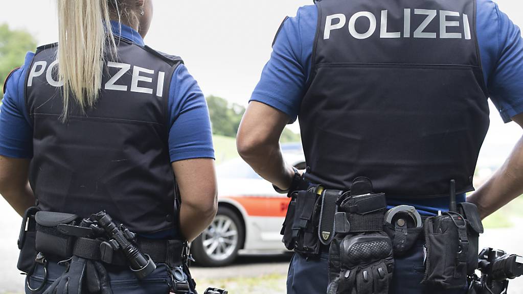 Wer im Kanton Zürich Polizist oder Polizistin werden möchte, muss bereits bei Ausbildungsbeginn das Schweizer Bürgerrecht haben. Das hat der Kantonsrat entschieden. (Symbolbild)