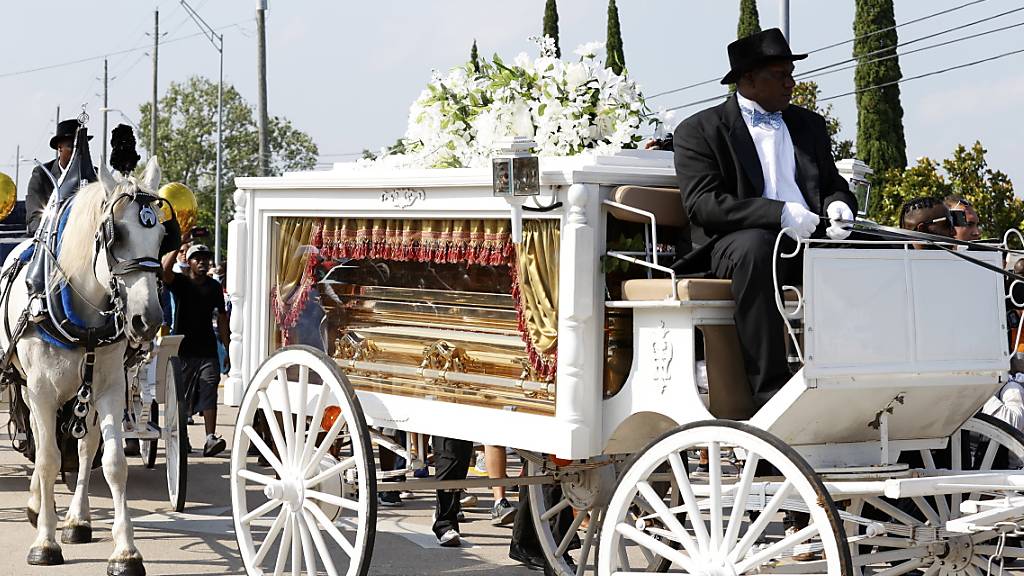 Die letzten Meter bis zum Grab legte der Sarg mit dem Afroamerikaner George Floyd in einer Pferdekutsche zurück.