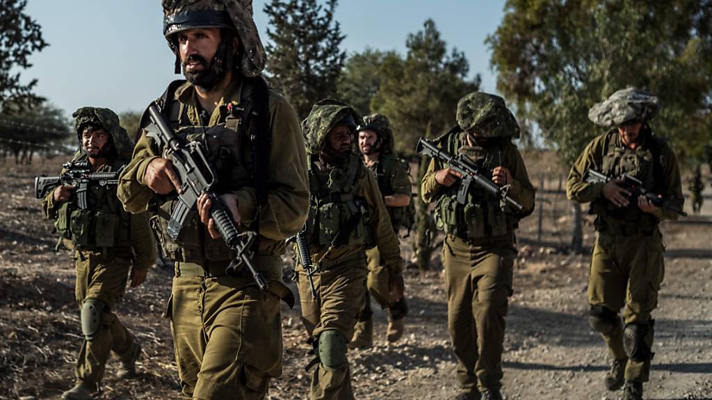 Israelische Soldaten patrouillieren in einem Gebiet an der Grenze zwischen Israel und dem Gazastreifen. Foto: Ilia Yefimovich/dpa