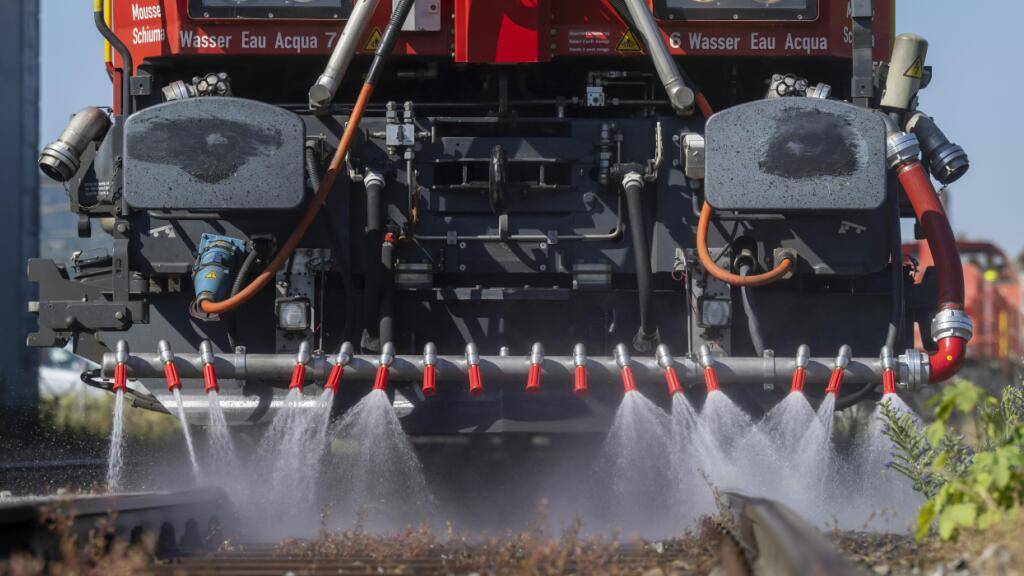 Wenn sich Bahngleise wegen der Hitze mehr als fünfzig Millimeter verformen, so rückt der SBB-Lösch- und Rettungszug aus: Mit Wasser wird der Gleisabschnitt gekühlt.