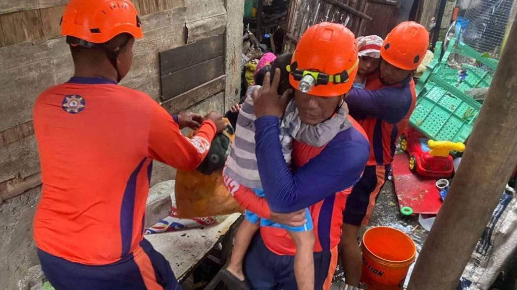HANDOUT - Auf diesem von der philippinischen Küstenwache zur Verfügung gestellten Foto evakuieren Rettungskräfte Bewohner im Ort Virac. Foto: Uncredited/Philippine Coast Guard/AP/dpa - ACHTUNG: Nur zur redaktionellen Verwendung und nur mit vollständiger Nennung des vorstehenden Credits