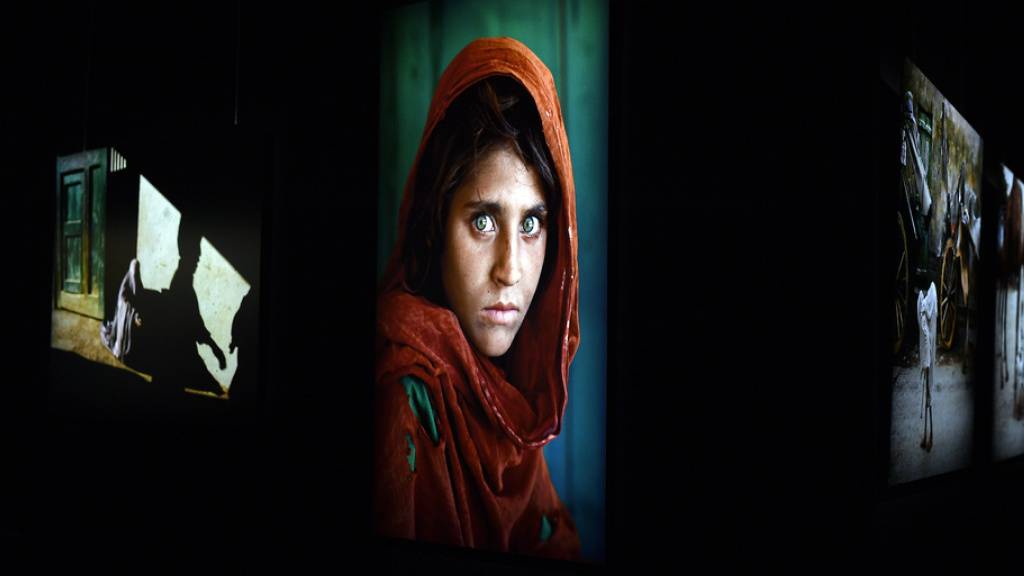 Mit dem Foto des «Afghanischen Mädchens» (1984) machte sich der Fotograf Steve McCurry weltweit einen Namen. In der Zürcher Maag Halle sind bis Oktober seine berühmten Bilder  und seine jüngsten Aufnahmen zu sehen.