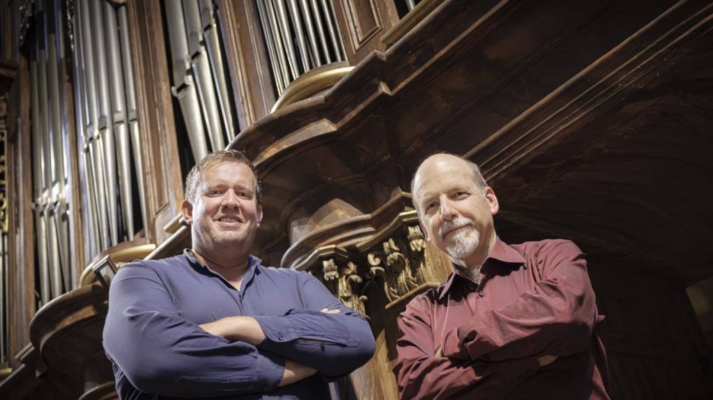 Mit mehr als 250 Orgeln aus rund 600 Jahren verfügt das Wallis über ein reiches Kulturerbe. Ein Büchlein vom Organisten Edmond Voeffray (r) und dem Historiker Cyrille Fauchere (l) stellt die zwanzig markantesten Instrumente vor - und will zudem Anregung sein für eine Entdeckungsreise.