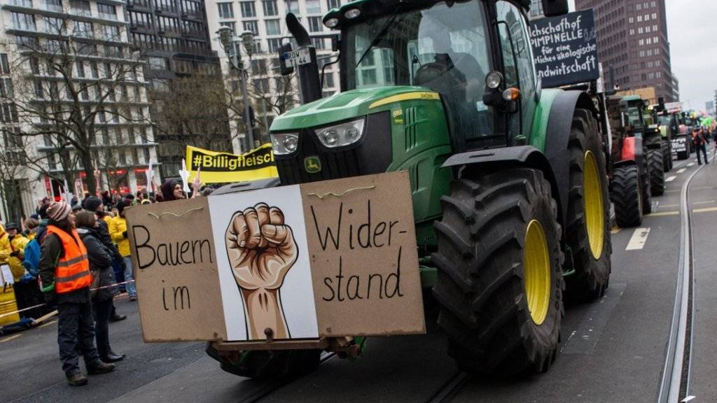 Angeführt von 130 Traktoren demonstrieren in Berlin Tausende gegen die Agrar-Industrie.