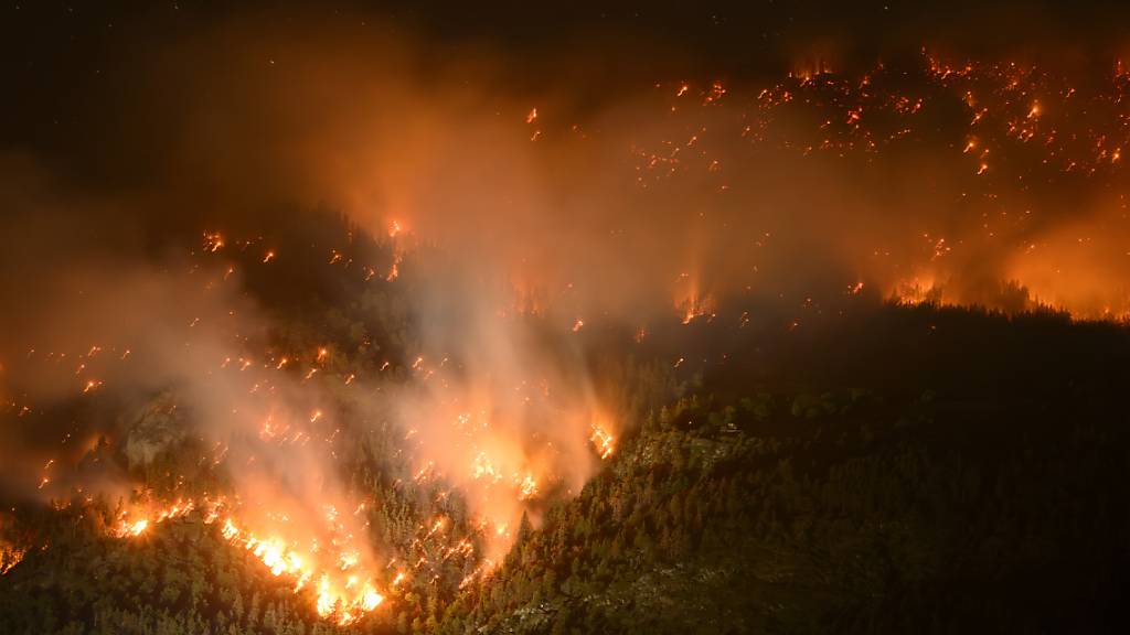 Der am Montag ausgebrochene Waldbrand im Oberwallis wütete in der Nacht auf Mittwoch weiter.