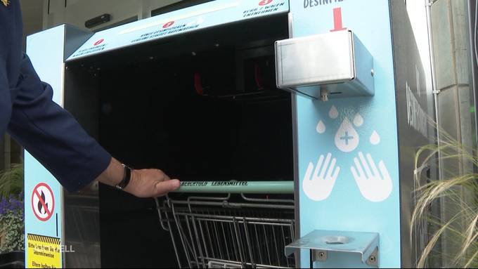 In Muhen desinfiziert ein Automat Einkaufskörbe und ganze Wagen
