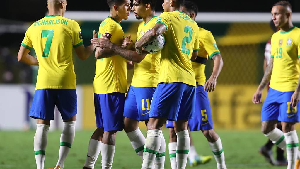 Die brasilianischen Spieler freuen sich über das einzige Tor gegen Venezuela