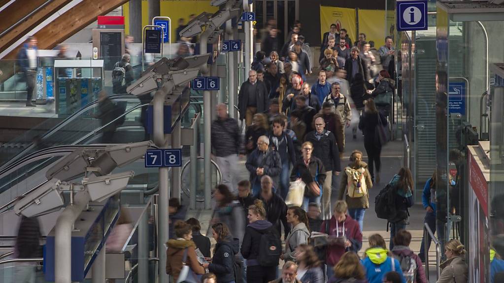 Mitten im Feierabendverkehr kommt es am Bahnhof Bern zu Einschränkungen. (Archivbild)