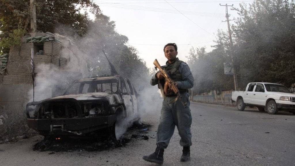 Mitglied afghanischer Sicherheitskräfte auf dem Weg ins Zentrum von Kundus