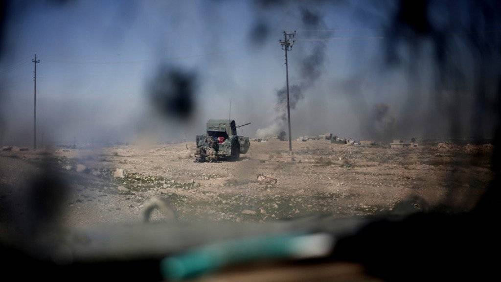 Irakische Truppen feuern nahe Mossul von einem «Humvee»-Fahrzeug aus auf IS-Stellungen.