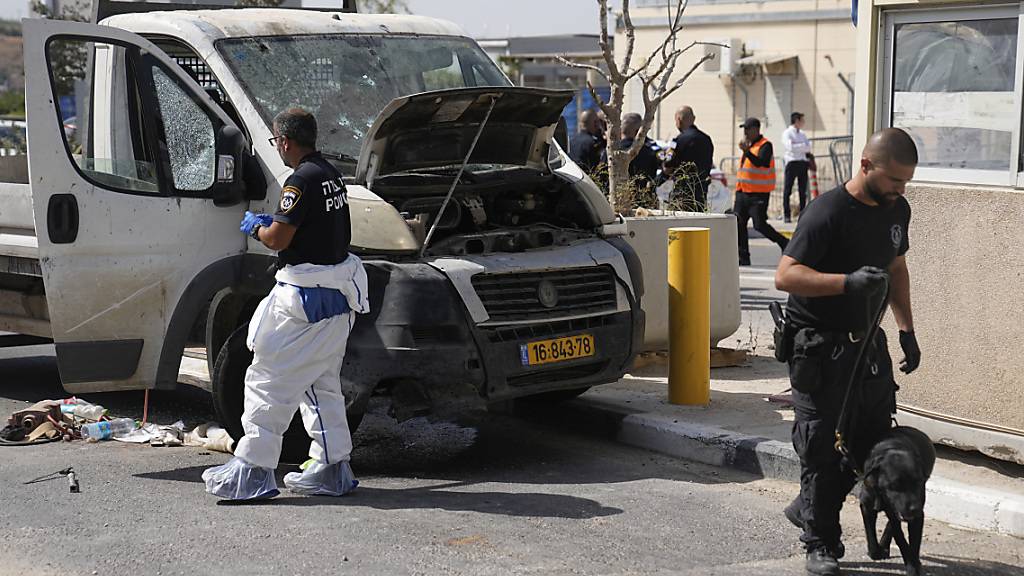 Israelische Sicherheitskräfte inspizieren den Schauplatz einer mutmaßlichen Auto-Attacke. Foto: Ohad Zwigenberg/AP/dpa